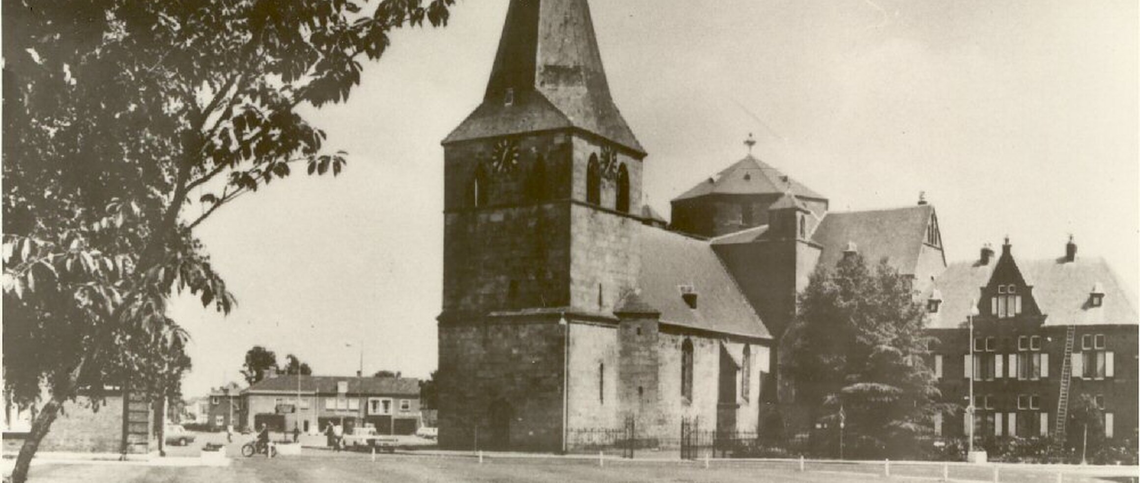 F 0011 R.K. Pastorie met kerktoren en kerk