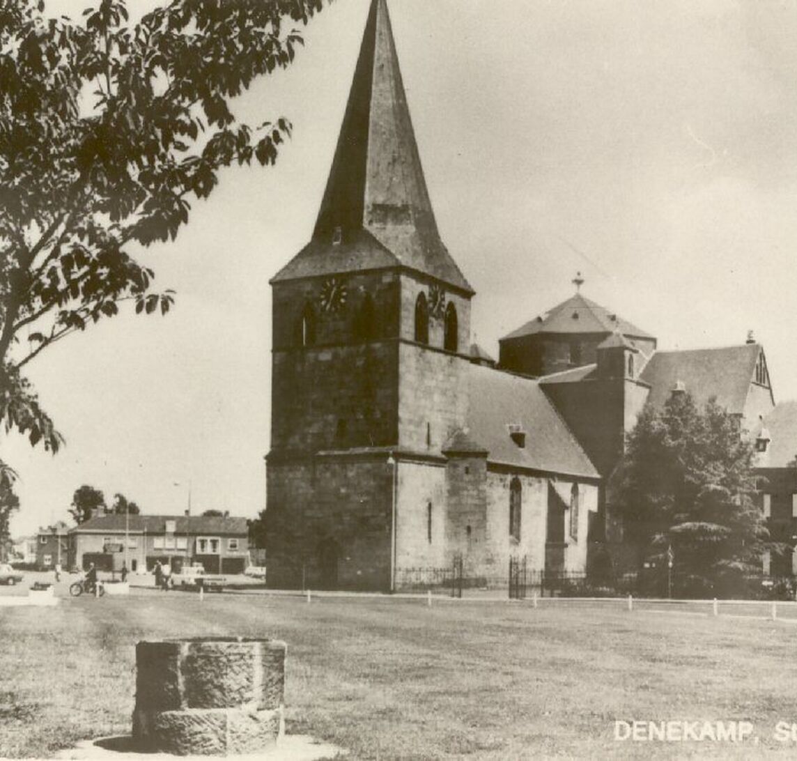 F 0011 R.K. Pastorie met kerktoren en kerk