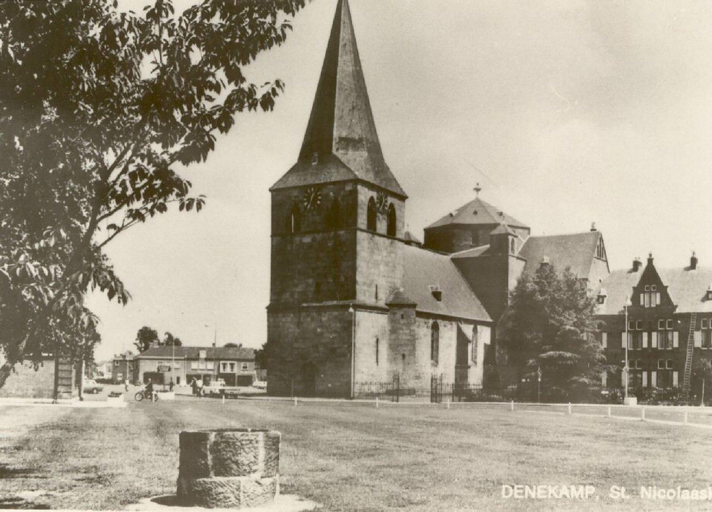 F 0011 R.K. Pastorie met kerktoren en kerk