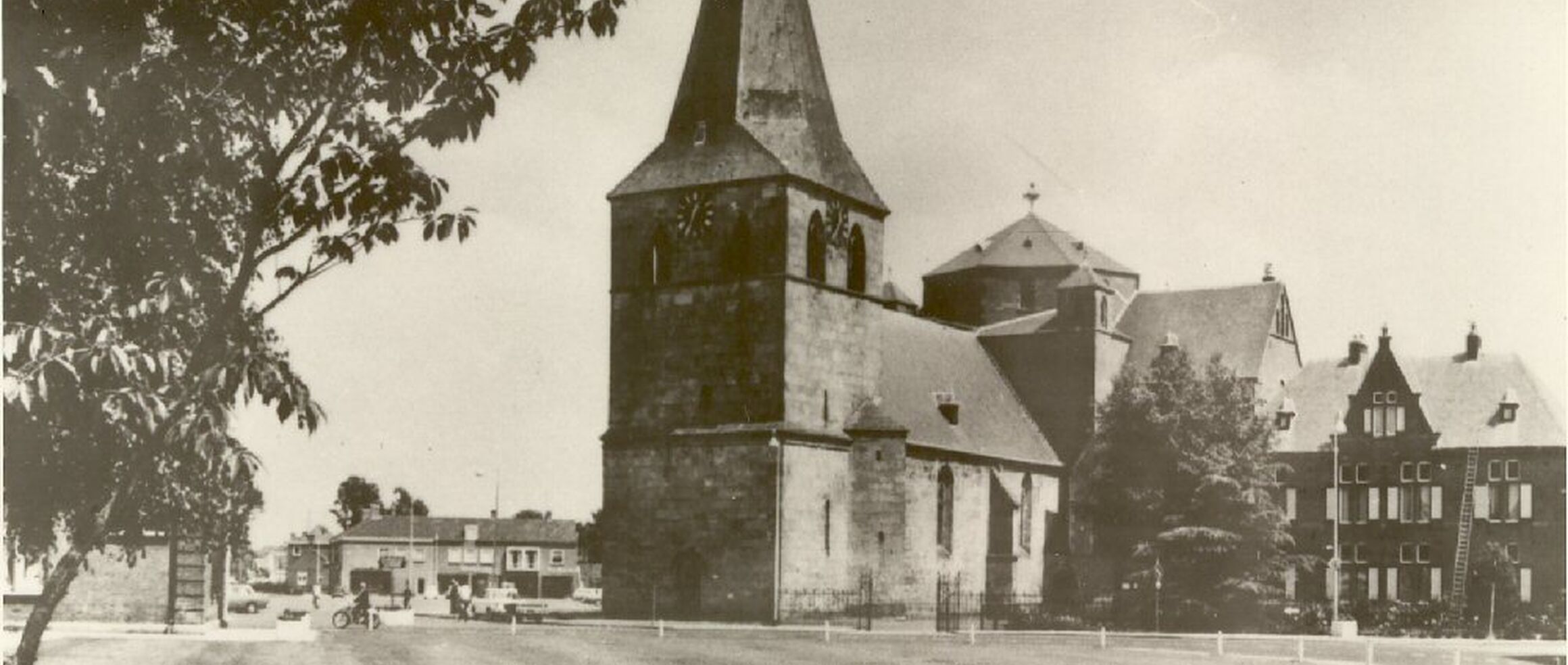 F 0011 R.K. Pastorie met kerktoren en kerk