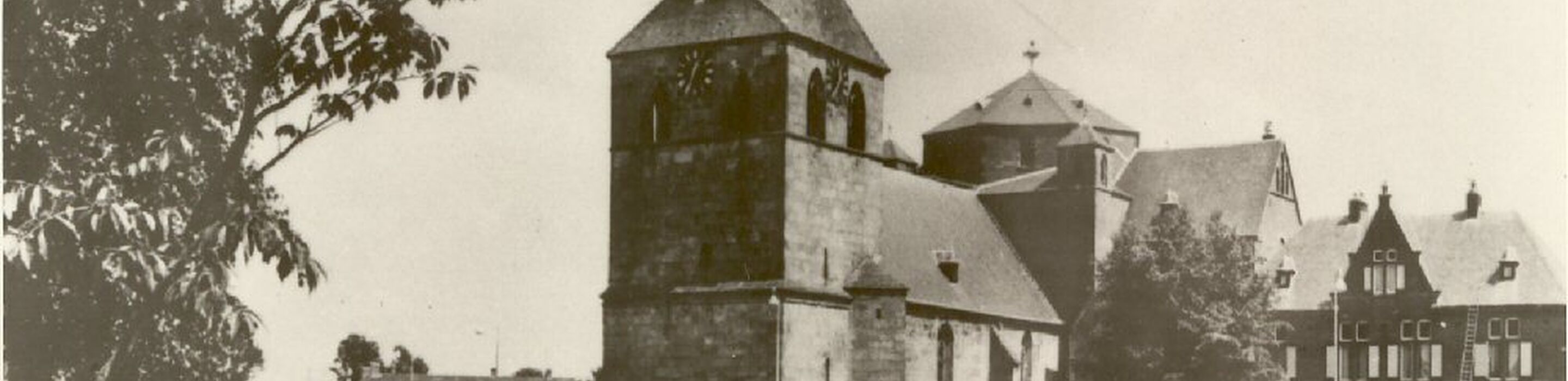 F 0011 R.K. Pastorie met kerktoren en kerk